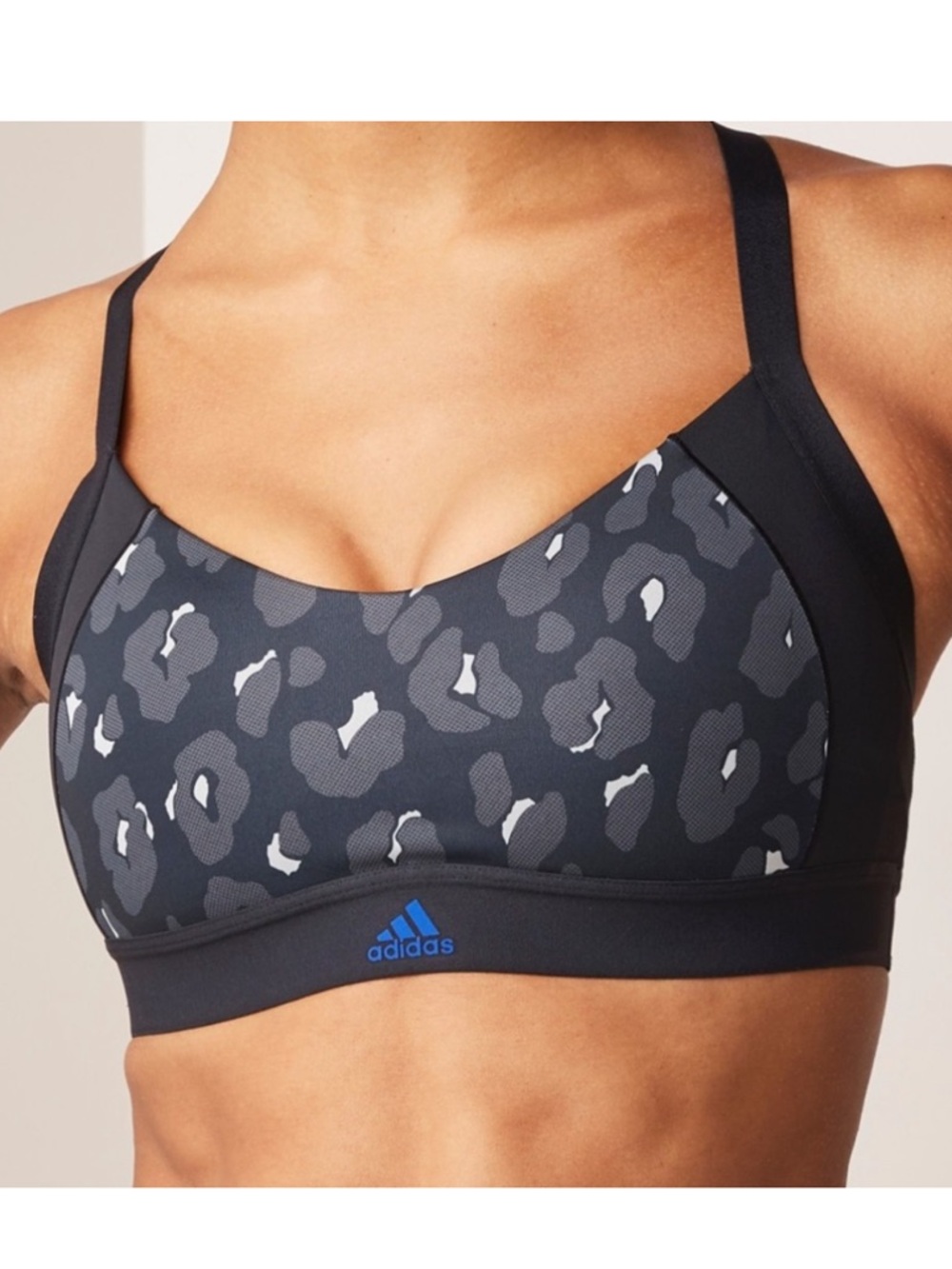 Q9- Adidas Women’s Medium Athletic Sports Bra Black & Gray Patterned Sports Bra